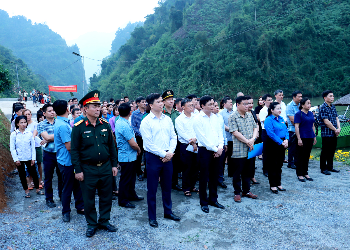 Các đại biểu dự buổi lễ thả cá giống.