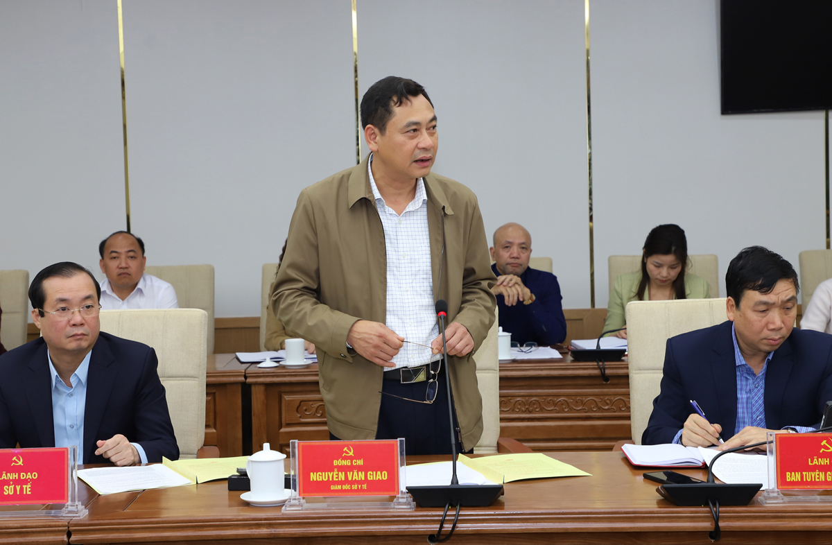 Giám đốc Sở Y tế Nguyễn Văn Giao báo cáo tại buổi gặp mặt, đối thoại.