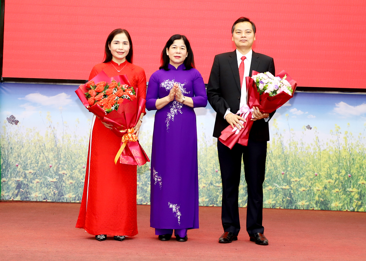Phó Chủ tịch Thường trực HĐND tỉnh Chúng Thị Chiên tặng hoa chúc mừng đồng chí Phạm Thị Hồng Yên