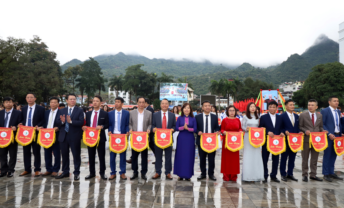 Phó trưởng Đoàn chuyên trách Đoàn ĐBQH khóa XV đơn vị tỉnh Hà Giang Lý Thị Lan và Trưởng Ban Dân vận Tỉnh ủy Trần Mạnh Lợi tặng cờ lưu niệm cho các đoàn vận động viên.