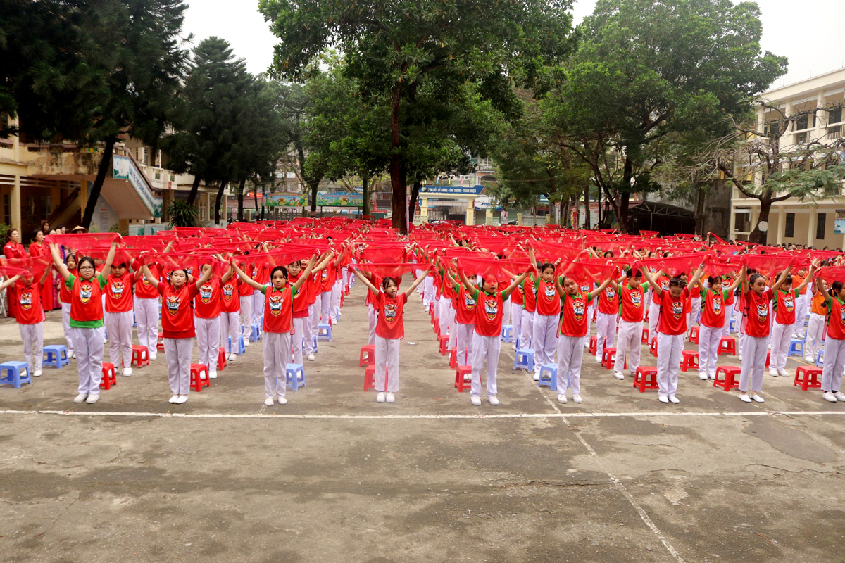 Màn đồng diễn của học sinh Trường Tiểu học Minh Khai