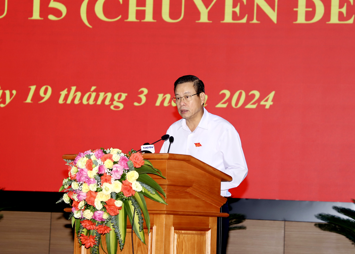 Chủ tịch UBND tỉnh Nguyễn Văn Sơn trình bày Tờ trình về việc miễn nhiệm và bầu bổ sung Ủy viên UBND tỉnh khóa XVIII