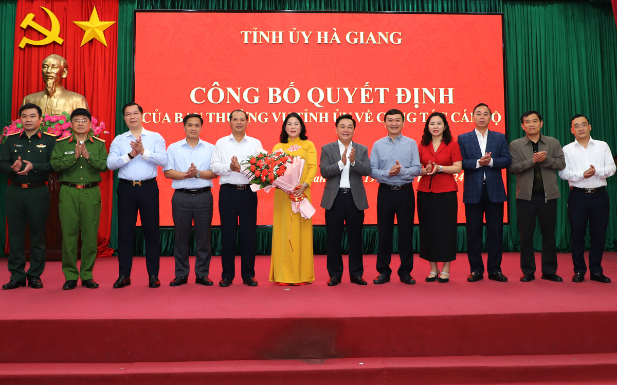 BTV Thành ủy Hà Giang tặng hoa chúc mừng Bí thư Thành ủy Hà Giang Chúng Thị Chiên.