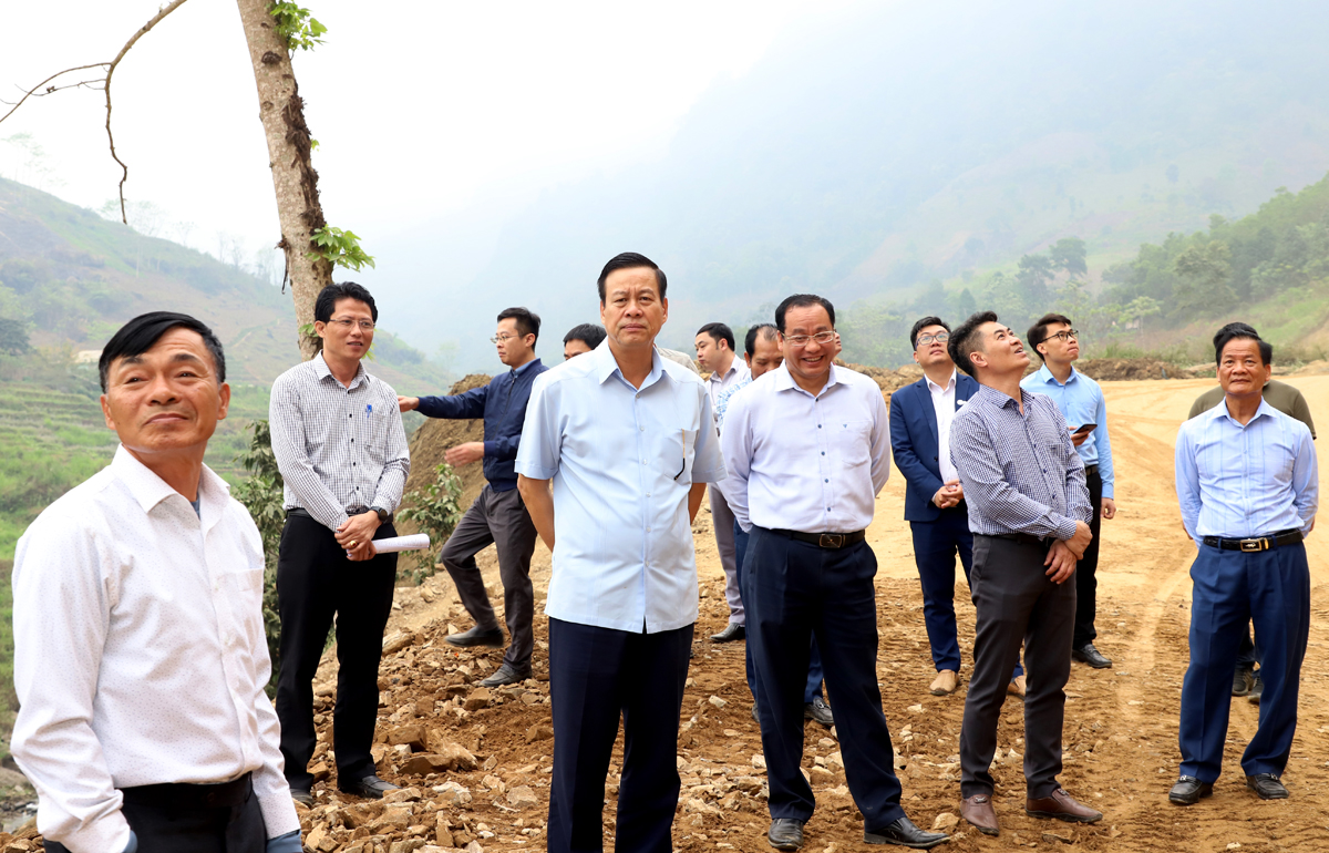Chủ tịch UBND tỉnh Nguyễn Văn Sơn kiểm tra tiến độ thi công nền đường dự án ĐT.176B.