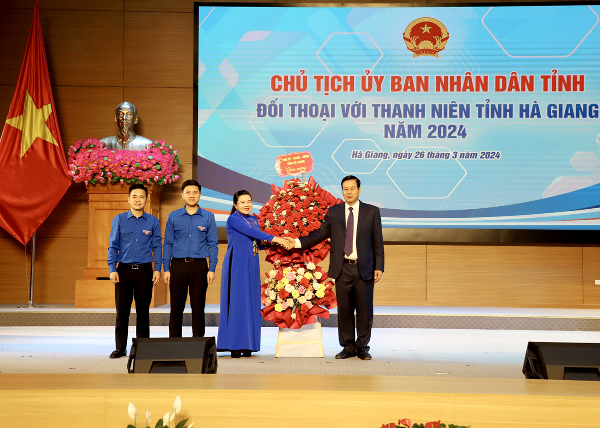 Chủ tịch UBND tỉnh Nguyễn Văn Sơn tặng các đồng chí Thường trực Tỉnh đoàn lẵng hoa nhân kỷ niệm 93 năm Ngày thành lập Đoàn TNCS Hồ Chí Minh