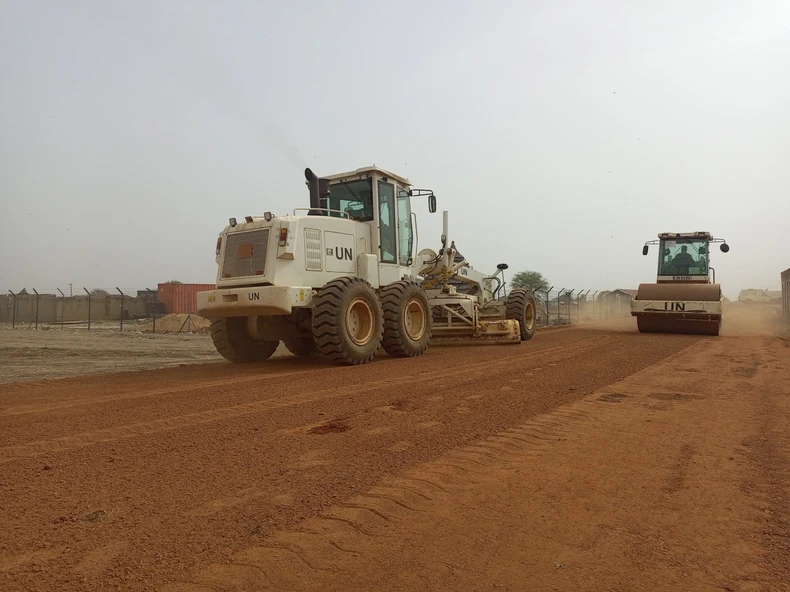 Các đoàn viên Chi đoàn thanh niên Đội Công binh Việt Nam tham gia sửa chữa tuyến đường tại trung tâm khu vực Abyei. 