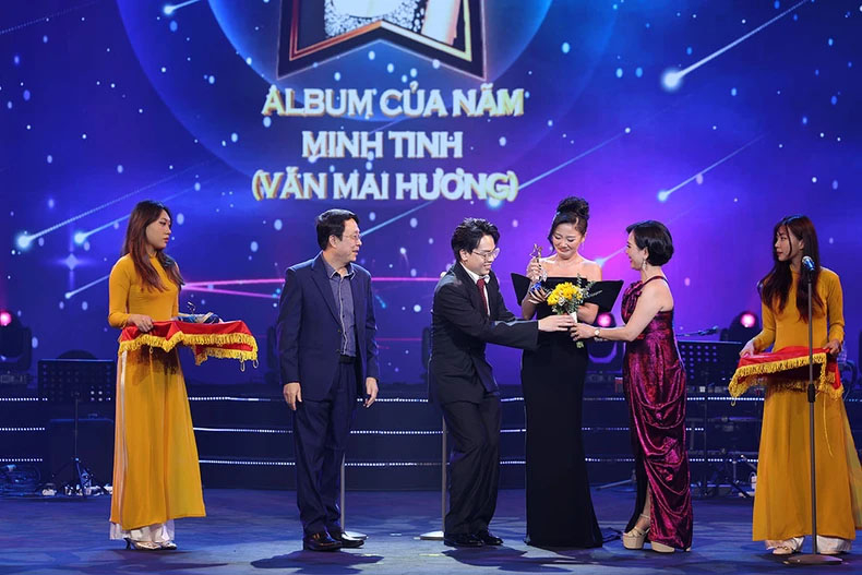 Đội tuyển bóng chuyền nữ Việt Nam nhận giải Chiến tích thể thao của năm.