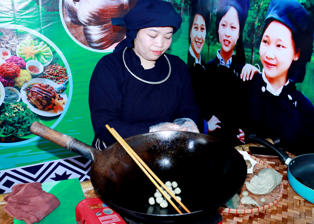 Đội thi đến từ tỉnh Bắc Kạn chế biến món bánh Pẻng Xẻo.