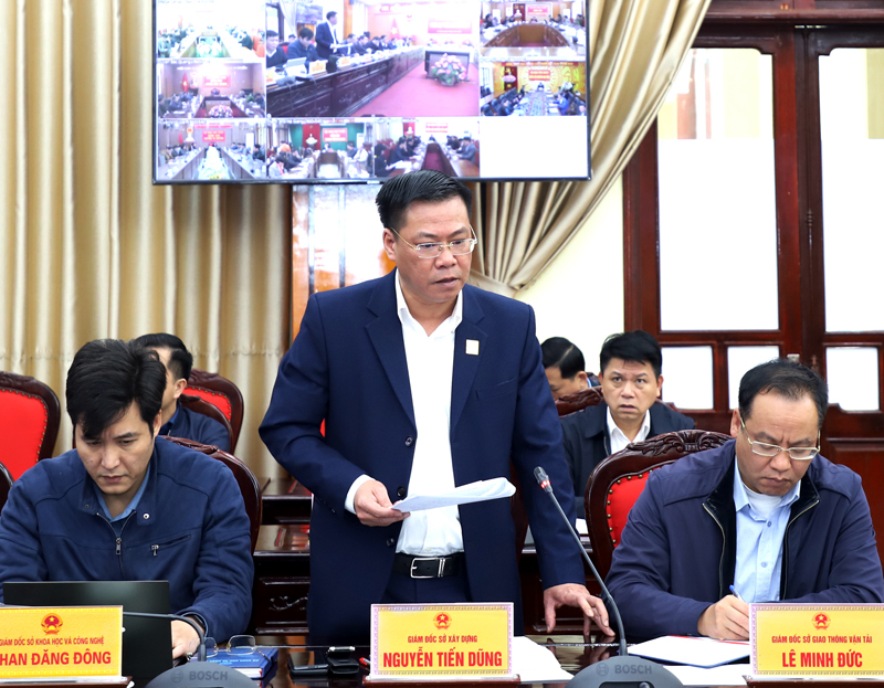 Giám đốc Sở Xây dựng Nguyễn Tiến Dũng báo cáo về công tác triển khai xây dựng nhà ở cho các đối tượng chính sách.