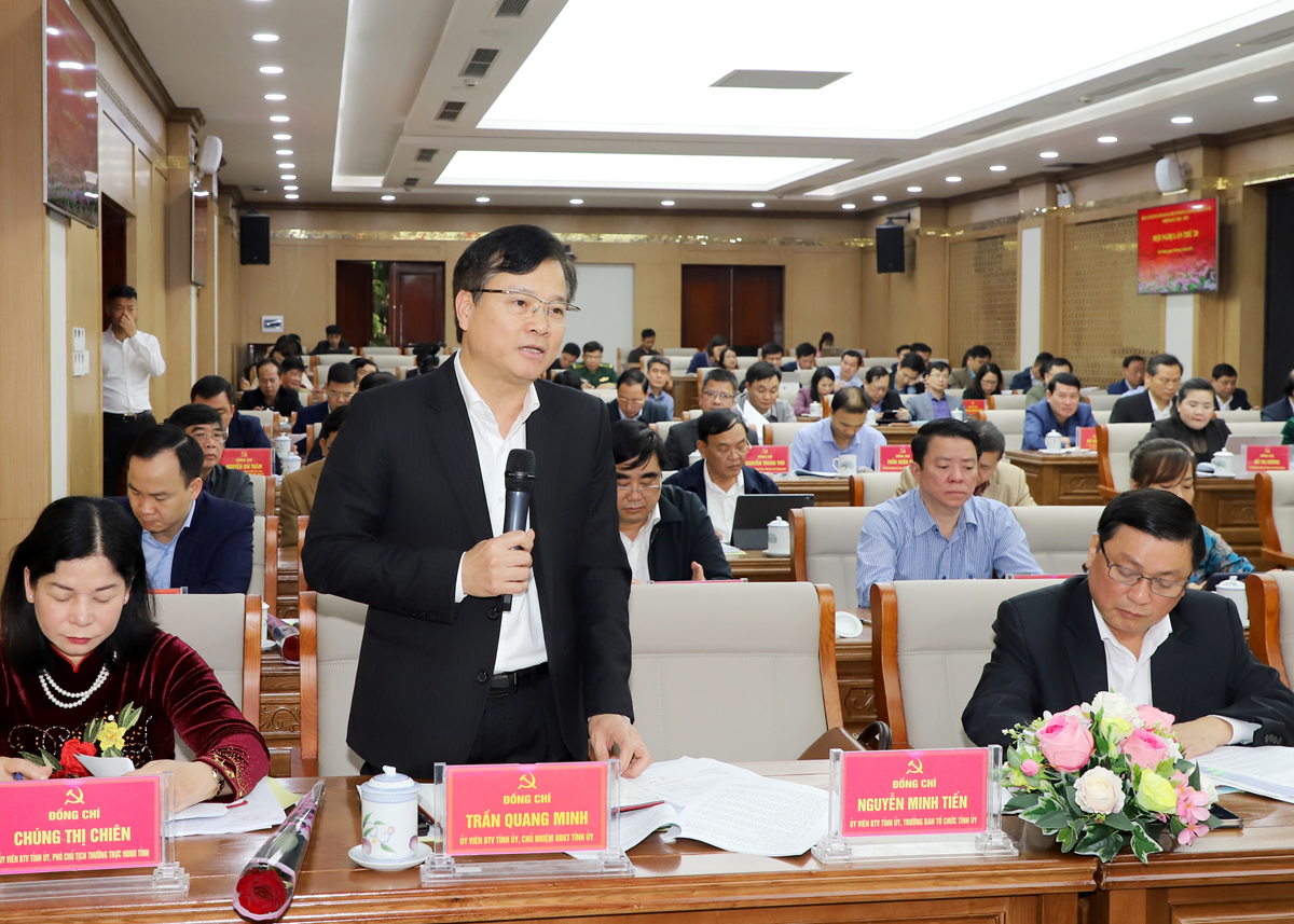 Chủ nhiệm UBKT Tỉnh ủy, Trần Quang Minh thảo luận tại hội nghị