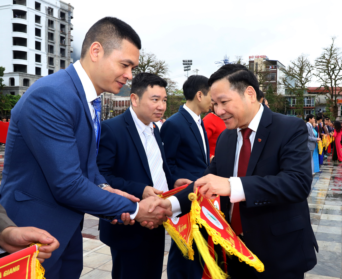 Phó Chủ tịch HĐND tỉnh Hoàng Văn Vịnh tặng cờ lưu niệm cho các đoàn vận động viên.