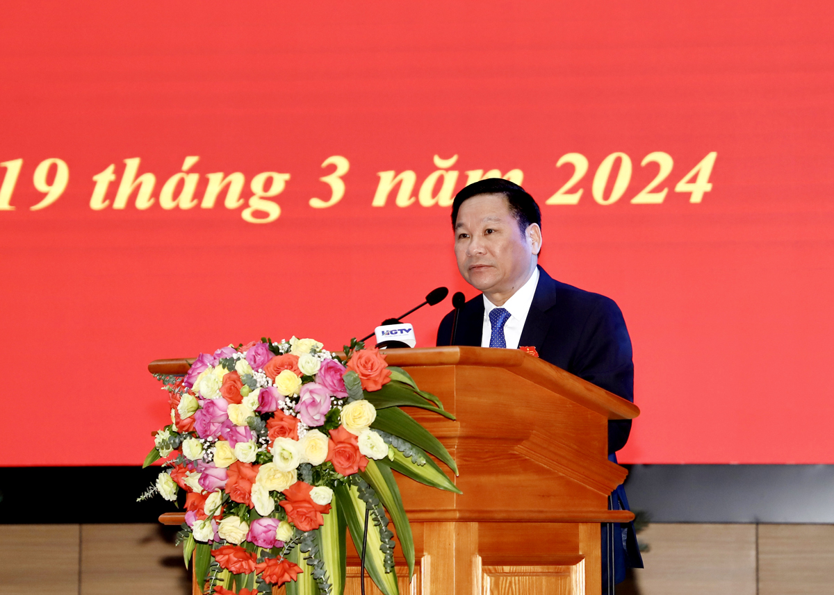Phó Chủ tịch HĐND tỉnh Hoàng Văn Vịnh trình bày tờ trình về việc miễn nhiệm và bầu bổ sung các chức danh HĐND tỉnh khóa XVIII