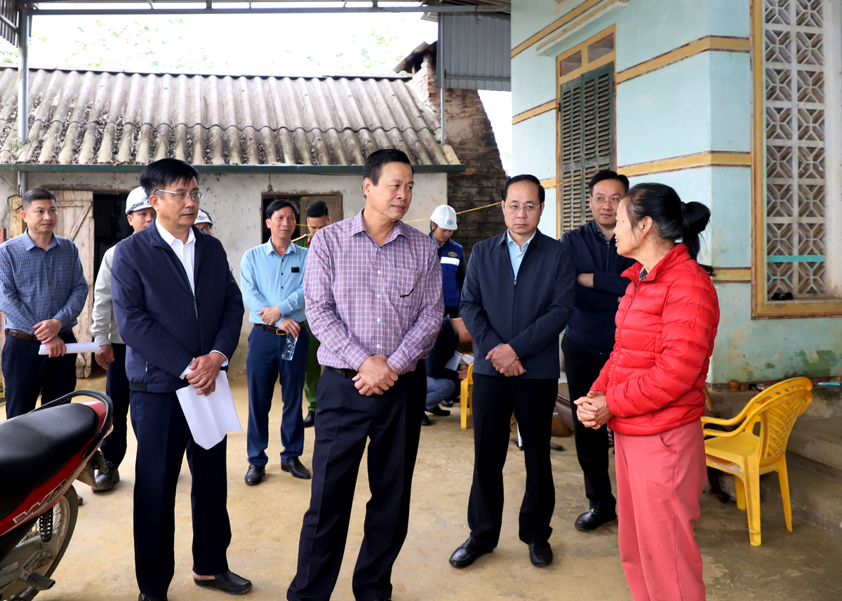 Chủ tịch UBND tỉnh Nguyễn Văn Sơn trò chuyện, vận động người dân chấp hành chủ trương, chính sách của Nhà nước.