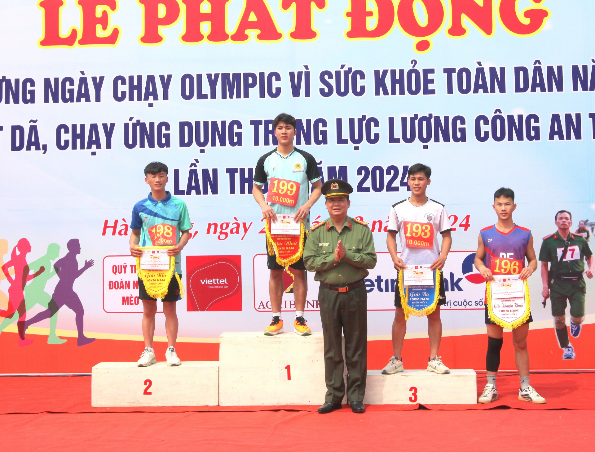 Ban tổ chức trao giải cho nội dung chạy việt dã 10km nam nhóm tuổi 1.
