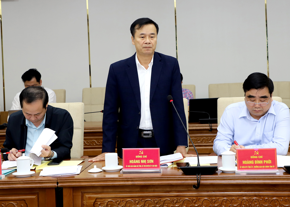 Bí thư Huyện ủy Xín Mần thảo luận tại cuộc họp. 
