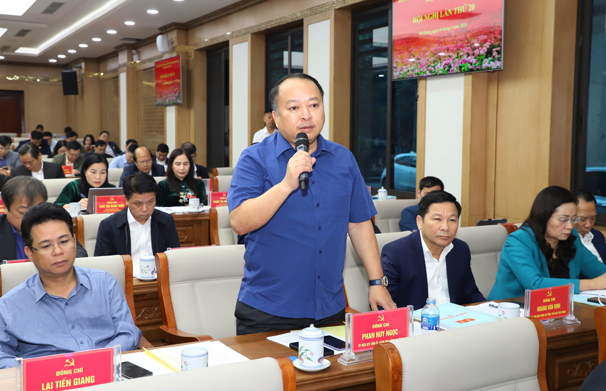 Giám đốc Công an tỉnh Phan Huy Ngọc thảo luận tại hội nghị
