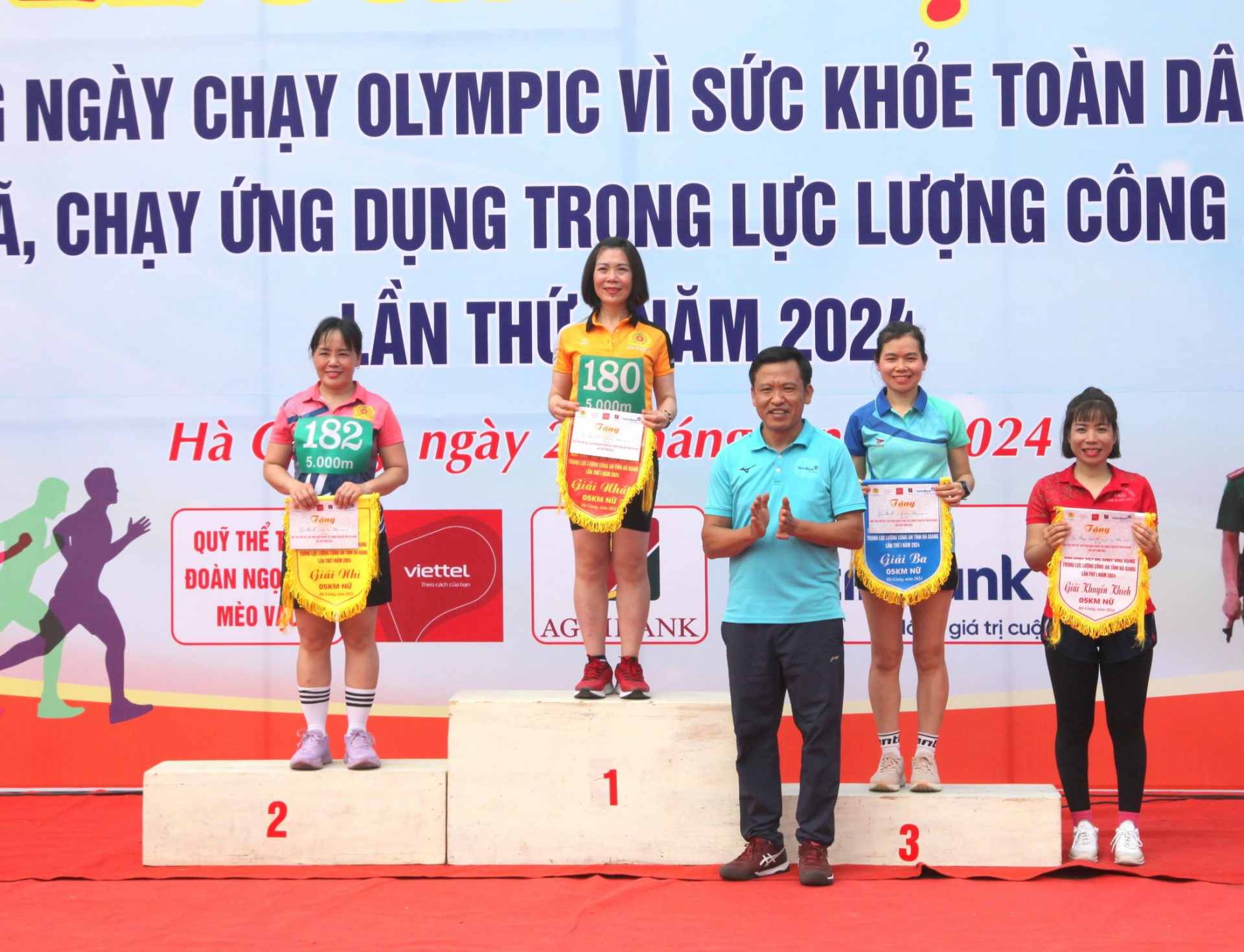 Các vận động viên đoạt giải nội dung chạy việt dã nữ 5km nhóm tuổi 2.