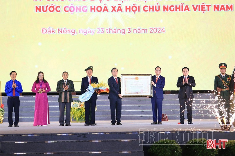Thay mặt lãnh đạo Đảng, Nhà nước, Chủ tịch Quốc hội Vương Đình Huệ trao tặng Huân chương Độc lập hạng Nhất cho tỉnh Đắk Nông