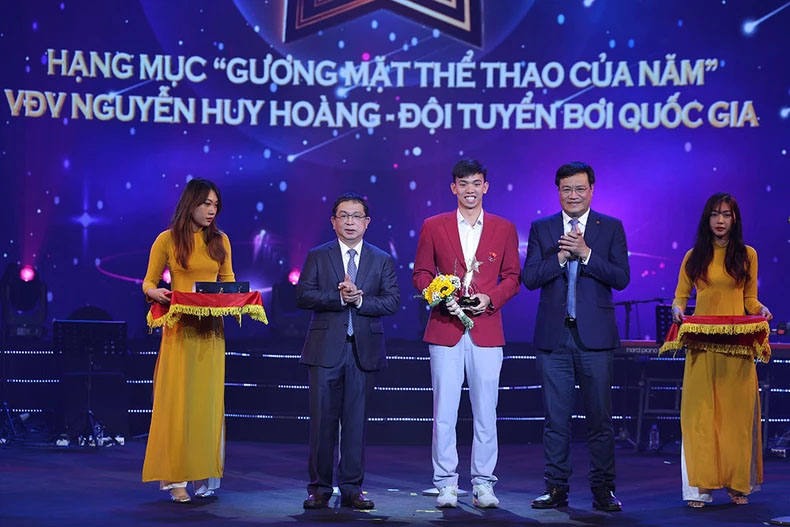 VĐV bơi Nguyễn Huy Hoàng nhận giải Gương mặt thể thao của năm.