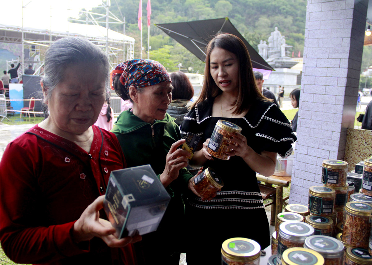 Sản phẩm từ thảo dược của tỉnh Lai Châu được người dân thích thú tìm hiểu.
