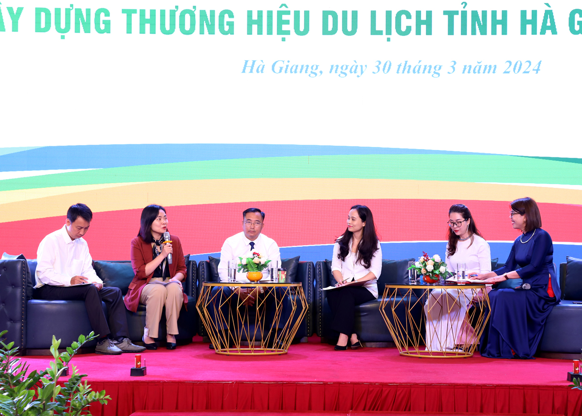 Các chuyên gia, đại biểu thảo luận Quản lý và phát triển thương hiệu du lịch Hà Giang.