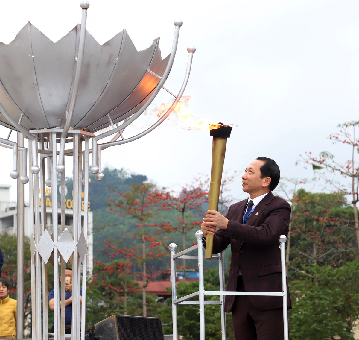 Phó Chủ tịch UBND tỉnh Trần Đức Quý thắp ngọn lửa truyền thống.