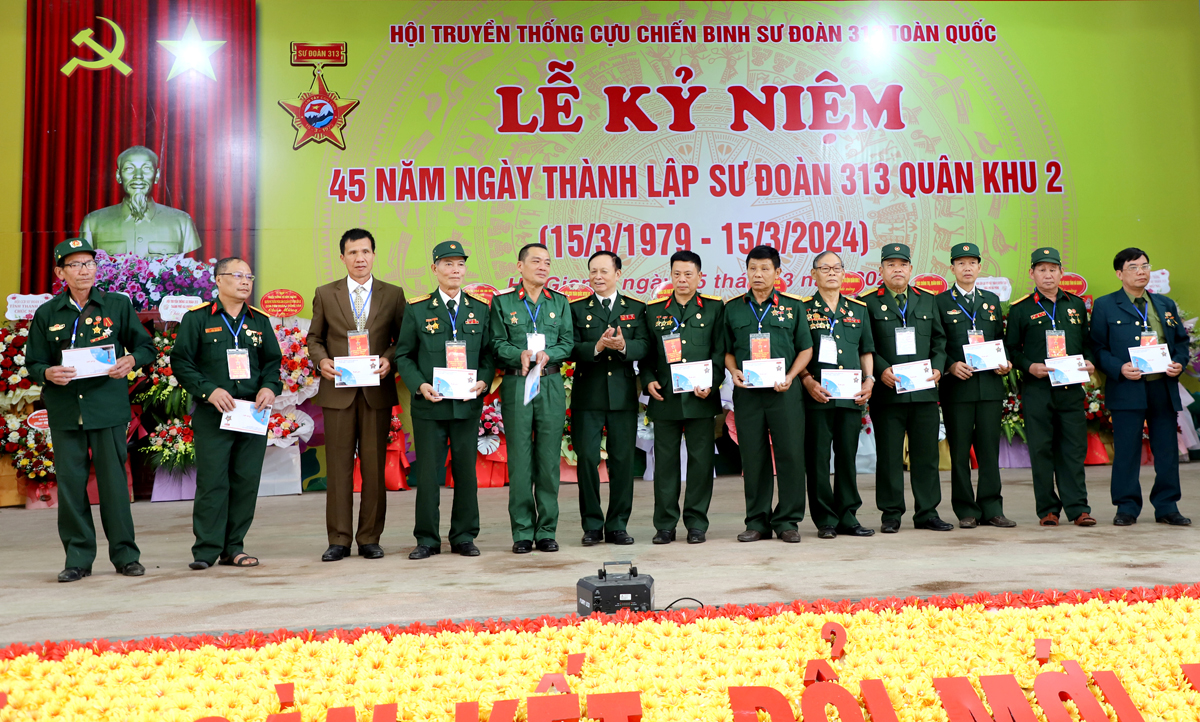 Hội Truyền thống Cựu Chiến binh Sư đoàn 313 tặng quà cho các thương binh cựu quân nhân Sư đoàn 313.