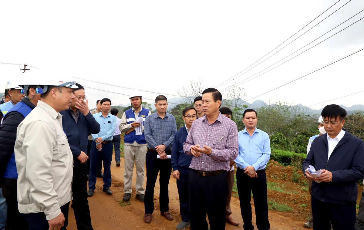 Chủ tịch UBND tỉnh Nguyễn Văn Sơn yêu cầu chủ đầu tư và nhà thầu huy động máy móc đẩy nhanh tiến độ thi công dự án.