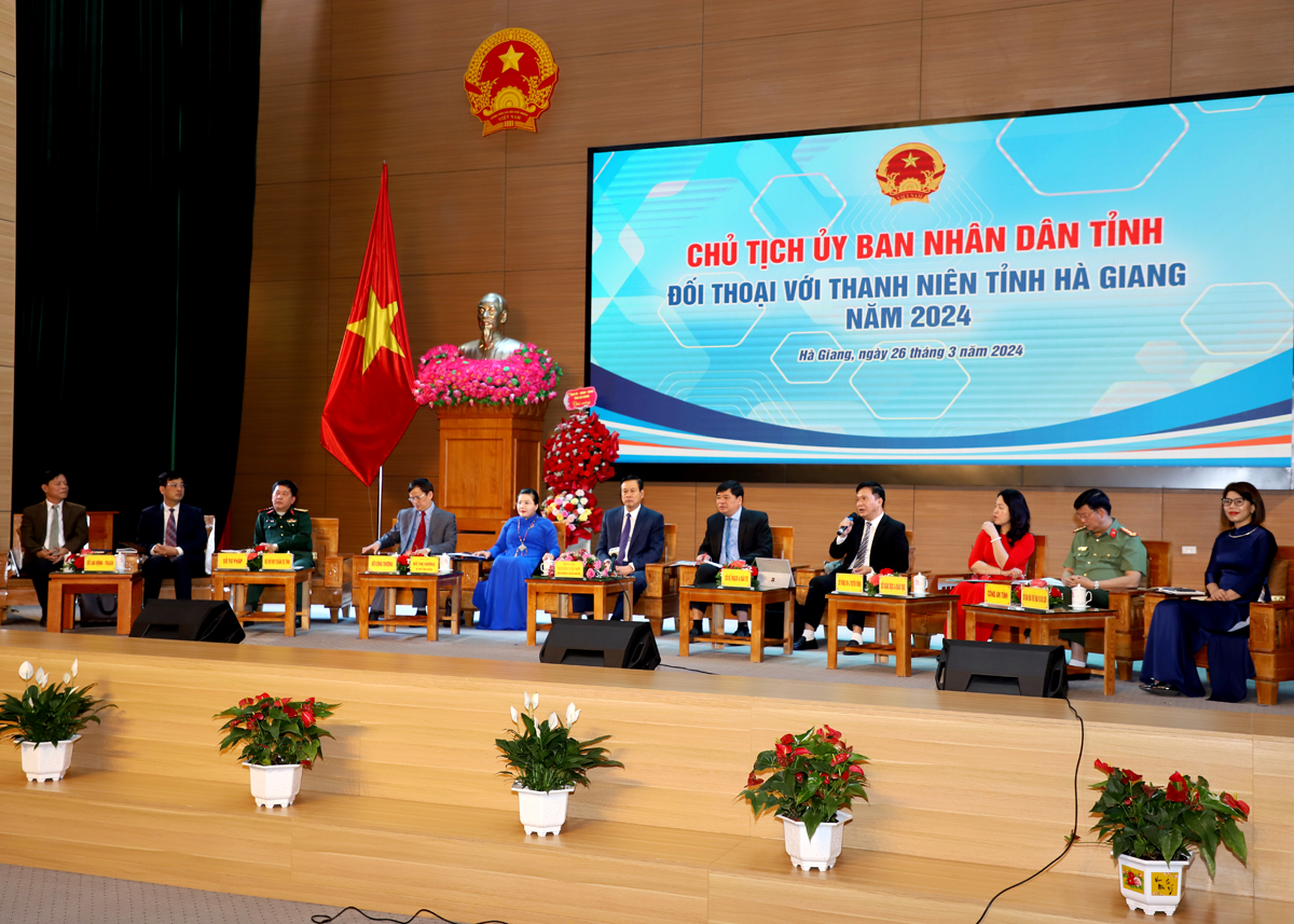 Chủ tịch UBND tỉnh Nguyễn Văn Sơn cùng lãnh đạo các sở, ngành đối thoại với TN