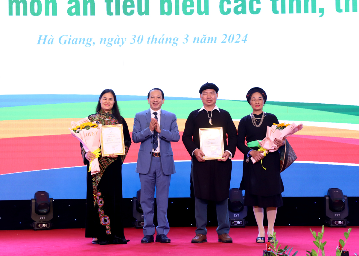 Phó Chủ tịch UBND tỉnh Trần Đức Quý trao giải Nhất và giải Nhì món ăn tiêu biểu cho các đơn vị.