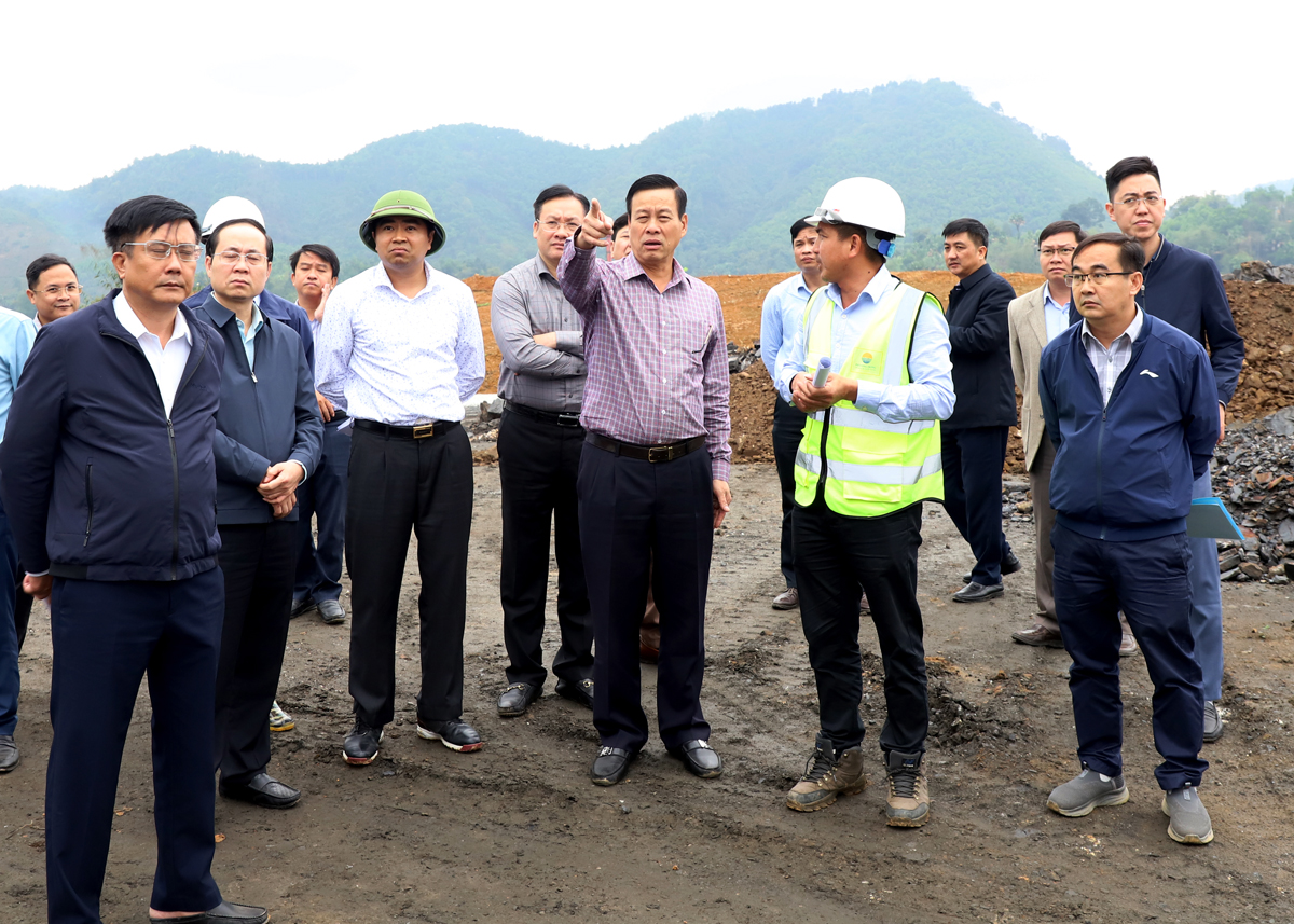Chủ tịch UBND tỉnh chỉ đạo huyện Bắc Quang ưu tiên giải phóng mặt bằng để tạo điều kiện cho nhà thầu thi công thông tuyến.