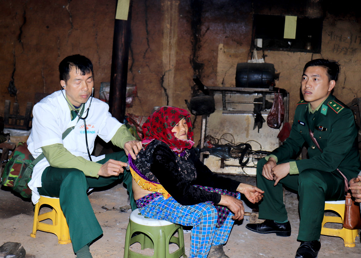 Thiếu tá, Quân y Nguyễn Đức Thành khám và cấp phát thuốc cho bà Cử Thị Súa thôn Tả Kha, thị trấn Phố Bảng huyện Đồng Văn