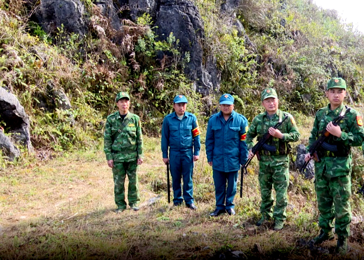Ngoài chuyên môn là quân y của đồn, Thiếu tá Nguyễn Đức Thành là một người lính biên phòng tham gia cùng đồng đội tuần tra, kiểm soát đường biên, mốc giới