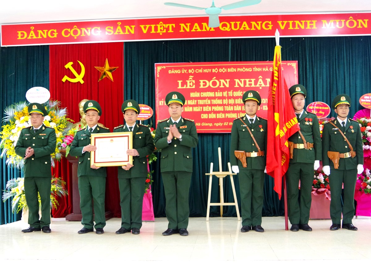 Thừa ủy quyền của Chủ tịch nước Cộng hòa xã hội chủ nghĩa Việt Nam, lãnh đạo Bộ Chỉ huy BĐBP tỉnh trao Huân chương Bảo vệ Tổ quốc hạng Ba cho Đồn Biên phòng Lũng Cú.