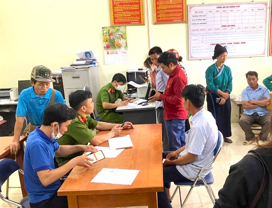 Công an huyện Hoàng Su Phì hướng dẫn người dân đăng ký tài khoản định danh điện tử. Ảnh: P.V