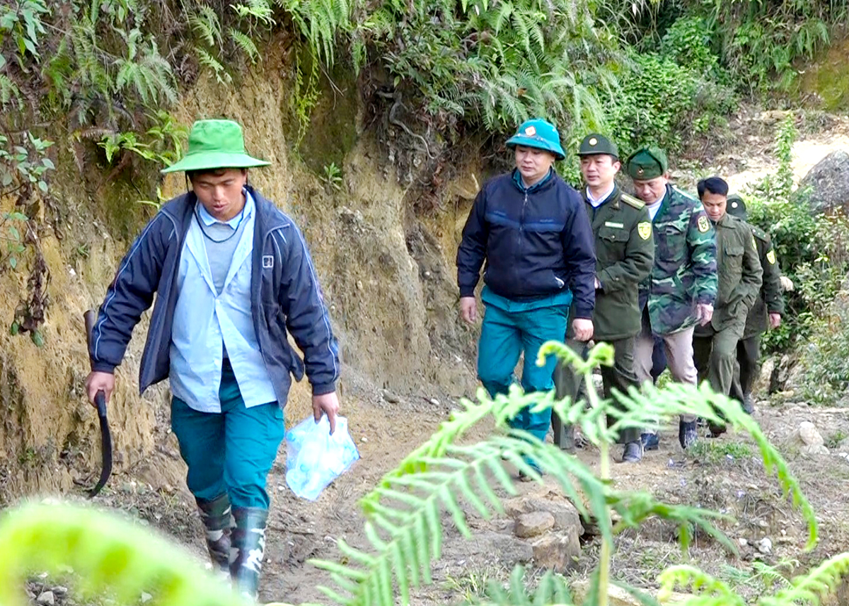 Đội tuần rừng thôn Xỉn Khâu cùng với lực lượng chức năng tuần tra bảo vệ rừng.
