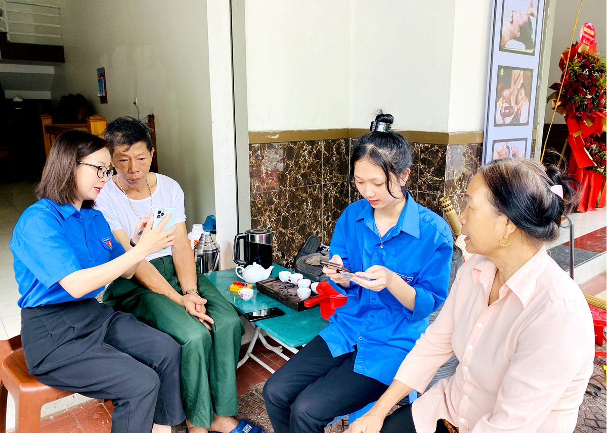 Đoàn viên, thanh niên hướng dẫn người dân xã Thanh Thủy (Vị Xuyên) cài đặt định danh điện tử trên điện thoại di động.
