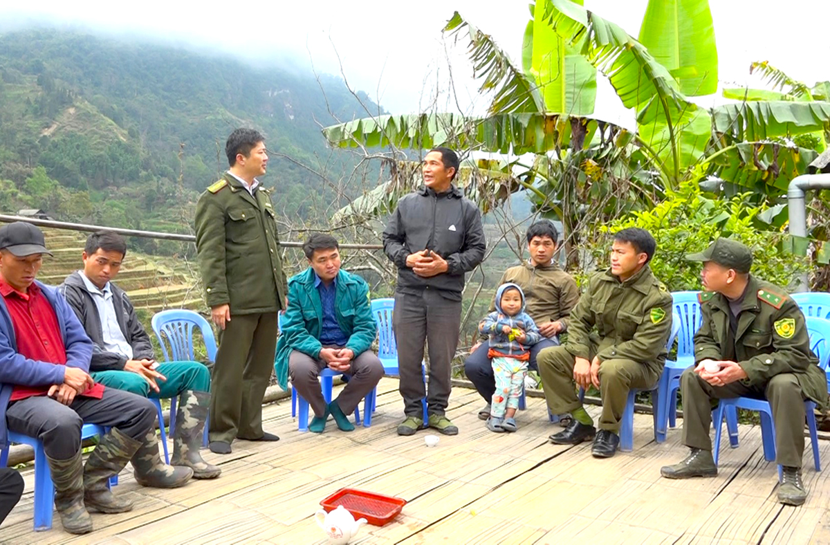 Lực lượng Kiểm lâm huyện Xín Mần tuyên truyền, phổ biến nội dung bảo vệ rừng đến với người dân thôn Xỉn Khâu. 	
