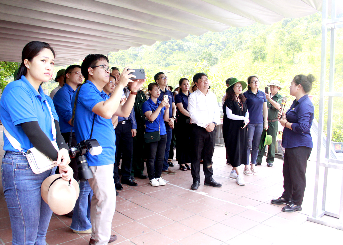 Đoàn viên, thanh niên Báo Hà Giang và Báo Tuyên Quang tìm hiểu lịch sử tại Đền thờ các Anh hùng liệt sỹ trên điểm cao 468, xã Thanh Thủy (Vị Xuyên). 