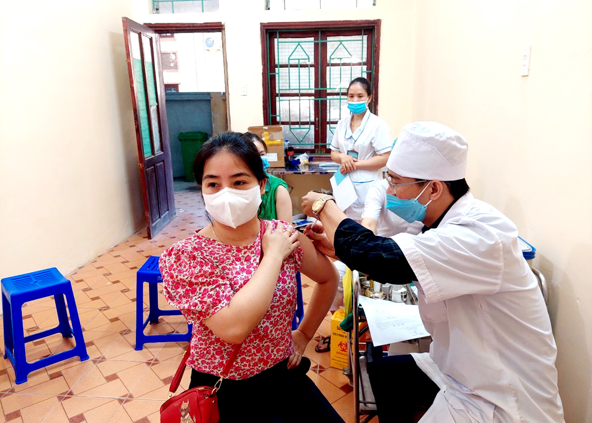 Người dân thành phố Hà Giang chủ động tiêm vắc xin phòng, chống bệnh.