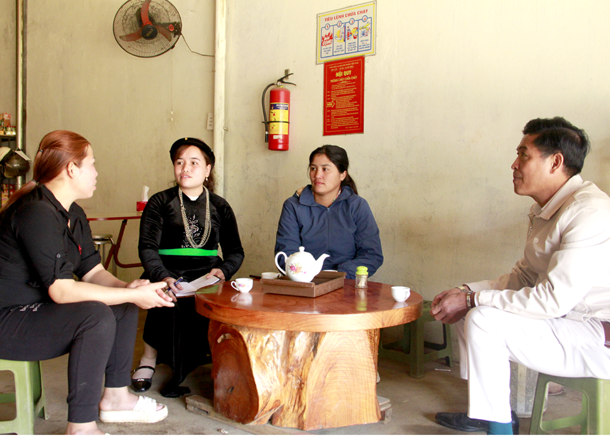 Trưởng thôn Nà Cọ, Nông Thị Thiết (thứ 2 bên trái) tuyên truyền, vận động người dân xóa bỏ phong tục, tập quán lạc hậu.
