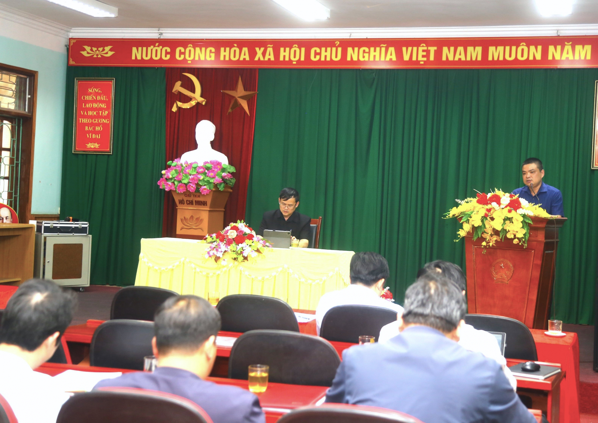 Đại diện Phòng Kinh tế - Hạ tầng huyện Xín Mần đóng góp ý kiến tại buổi làm việc.