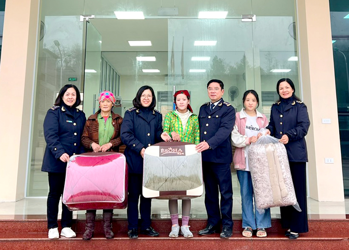 Ban nữ công Cục Hải quan tỉnh tặng quà phụ nữ thôn Mỏ Phàng, xã Thượng Phùng (Mèo Vạc).
