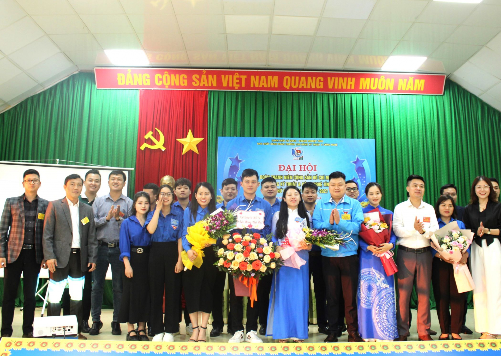 Đại diện các đơn vị tặng hoa chúc mừng Đại hội Đoàn TNCS Hồ Chí Minh Trường Cao đẳng KT&CN tỉnh lần thứ III, nhiệm kỳ 2024 – 2027