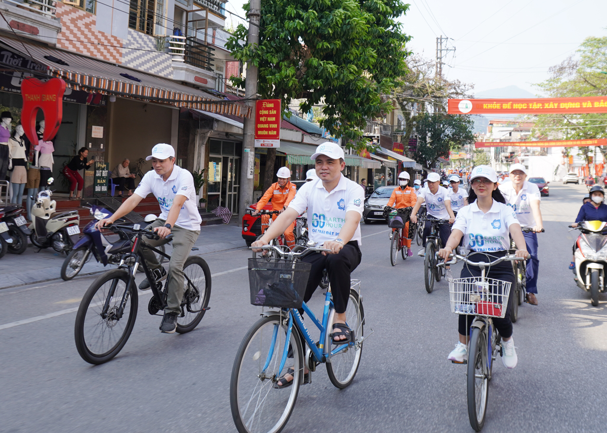 Dù trời nắng nóng nhưng các tình nguyện viên rất nhiệt tình đạp xe, hưởng ứng “Giờ Trái đất”.