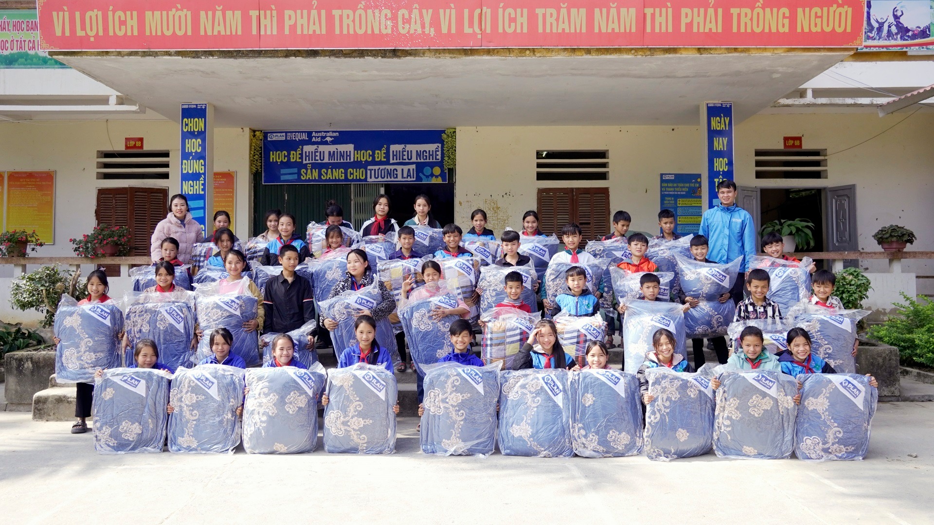 Văn phòng Plan Hà Giang trao tặng chăn ấm mùa Đông cho học sinh các xã vùng dự án huyện Xín Mần.