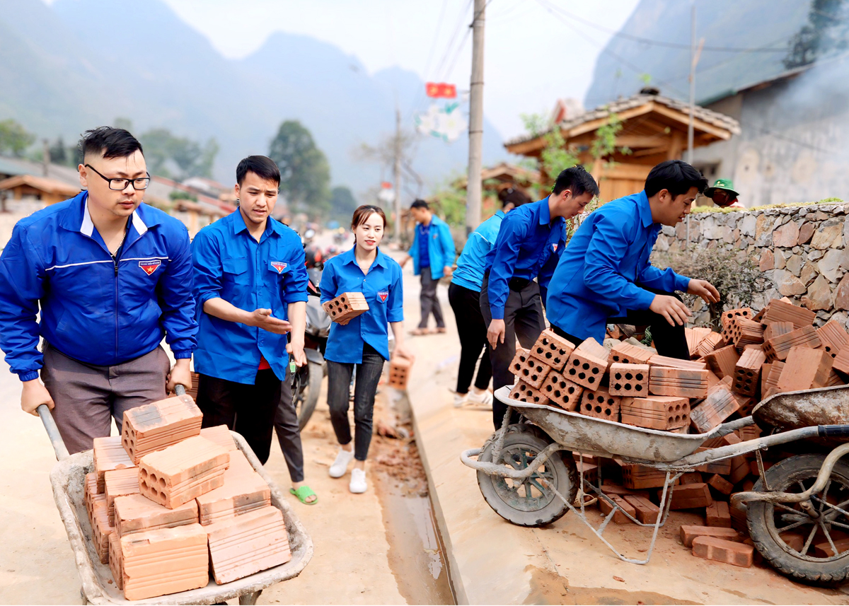ĐVTN huyện Mèo Vạc giúp đỡ người dân xã Pả Vi vận chuyển vật liệu xây dựng nhà ở.