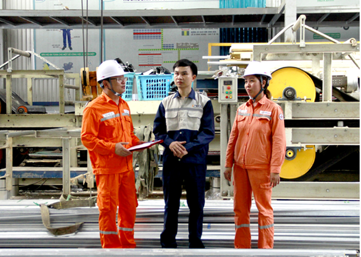 Cán bộ Chi nhánh Điện lực thành phố Hà Giang tuyên truyền cho cơ sở sản xuất sử dụng điện tiết kiệm, hiệu quả.
