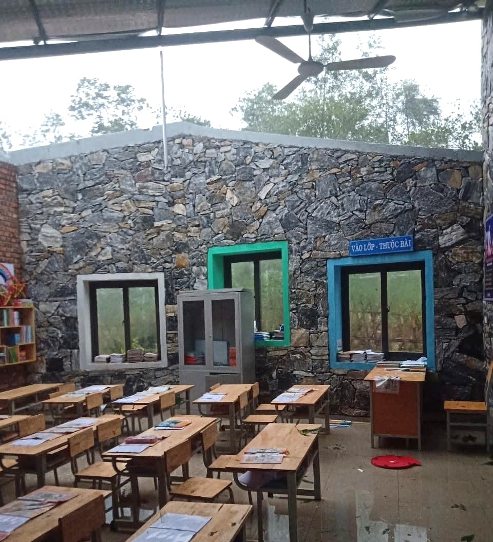 Mưa giông kèm theo gió làm tốc mái lớp học tại xã Du Già, huyện Yên Minh. Ảnh: Hồng Cừ