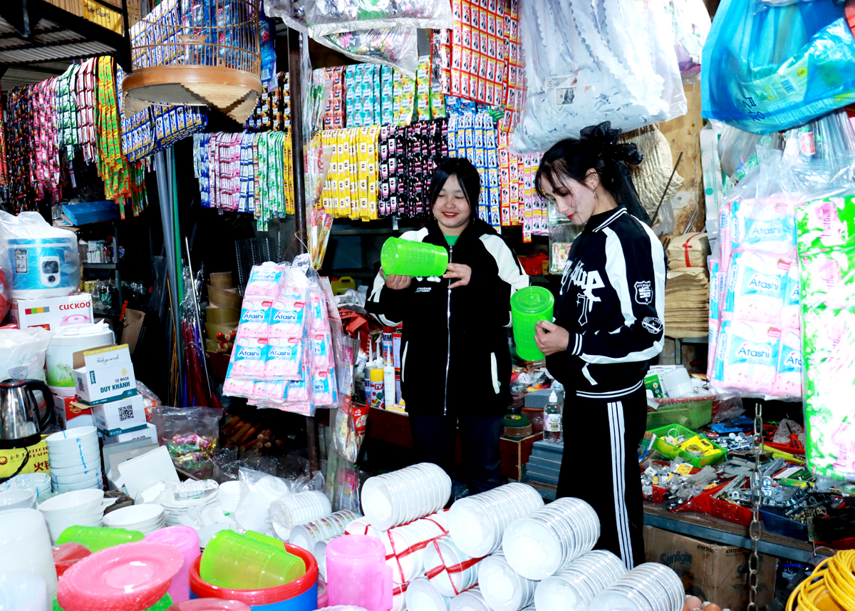 Khách hàng mua sắm tại Chợ trung tâm huyện Mèo Vạc.
